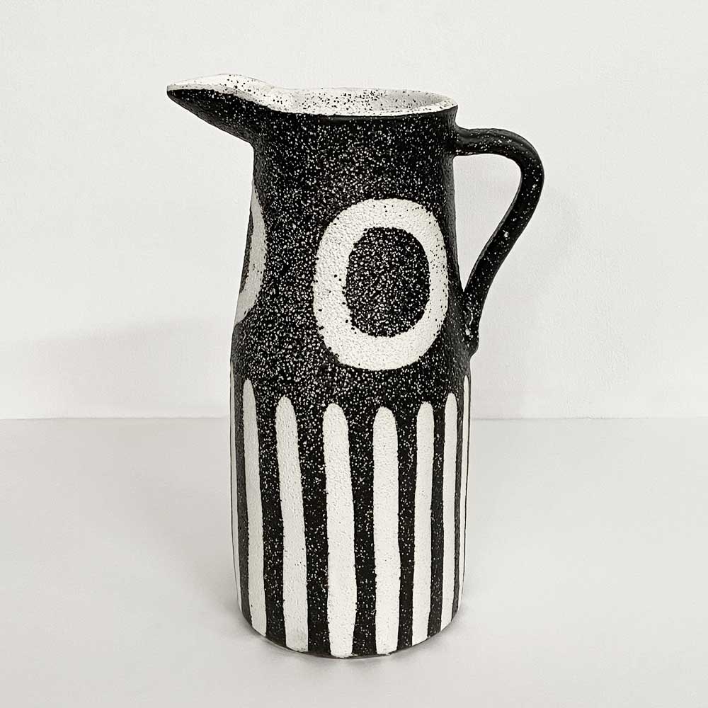    JUG VASE WHITE ON BLACK