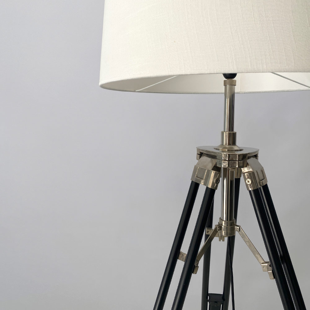    SAFARI TRIPOD LAMP