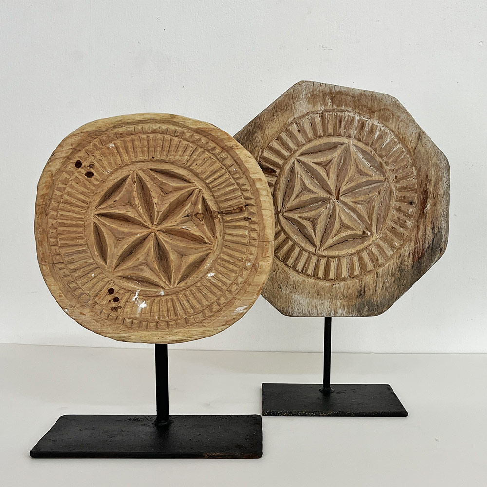    OCTAGONAL WOODEN CARVING 