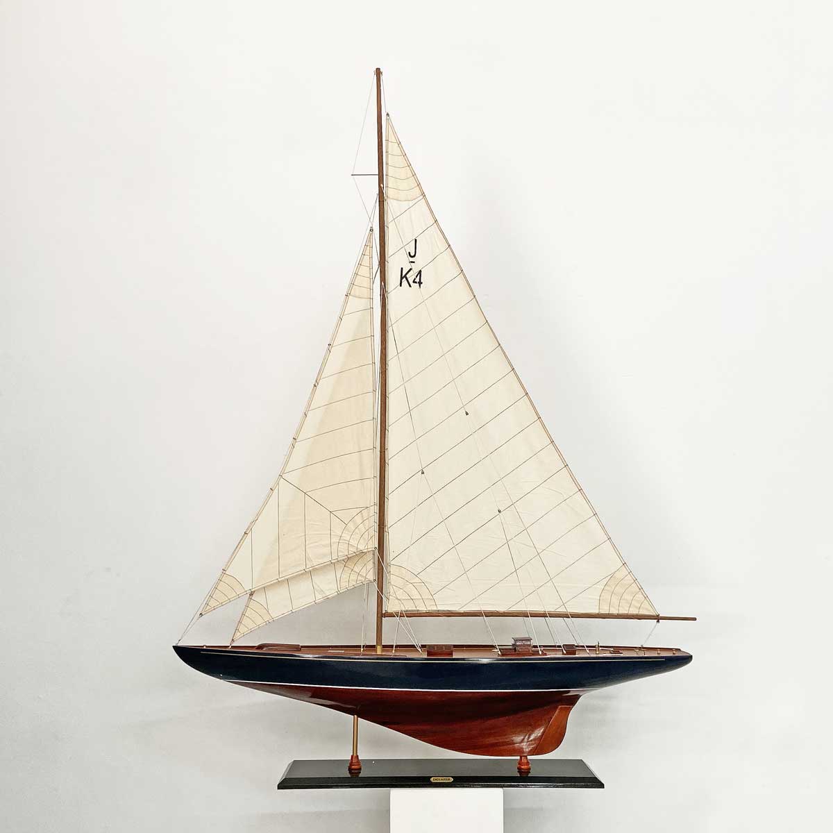 ENDEAVOUR J CLASS YACHT MODEL