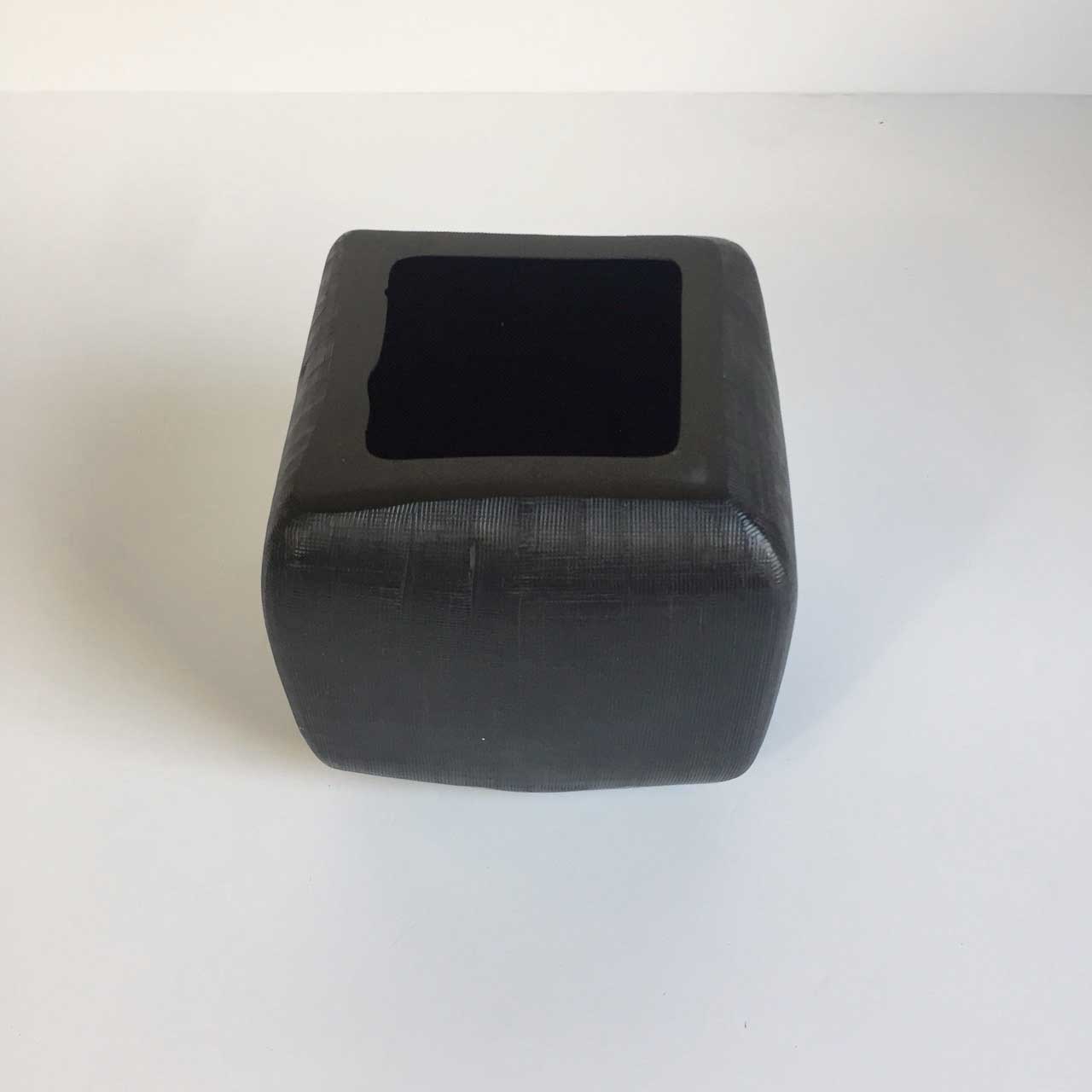 BLACK THIN CUT VASE